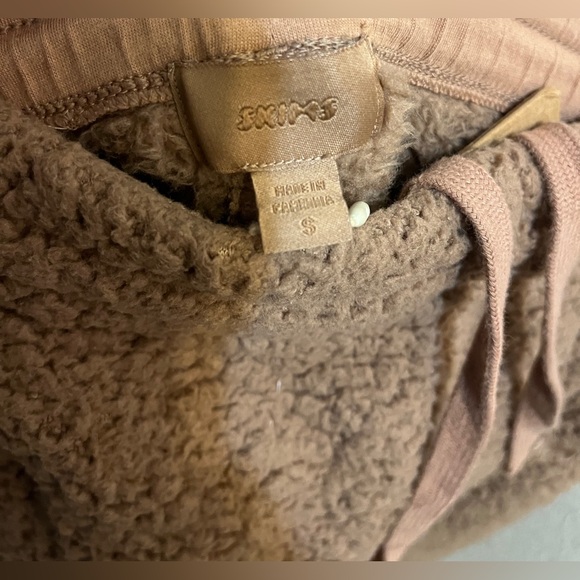 SKIMS Sherpa Teddy Cozy Zip Up Crop Jacket and Wide Leg Tigers Eye Joggers - Picture 10 of 11